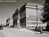 Mihanovićeva ulica 1932. godine. Središnji ured za osiguranje radnika  Gradnja zgrade Središnji ured za osiguranje radnika započela je u kolovozu 1925. godine, a useljena je u veljači 1928. godine.